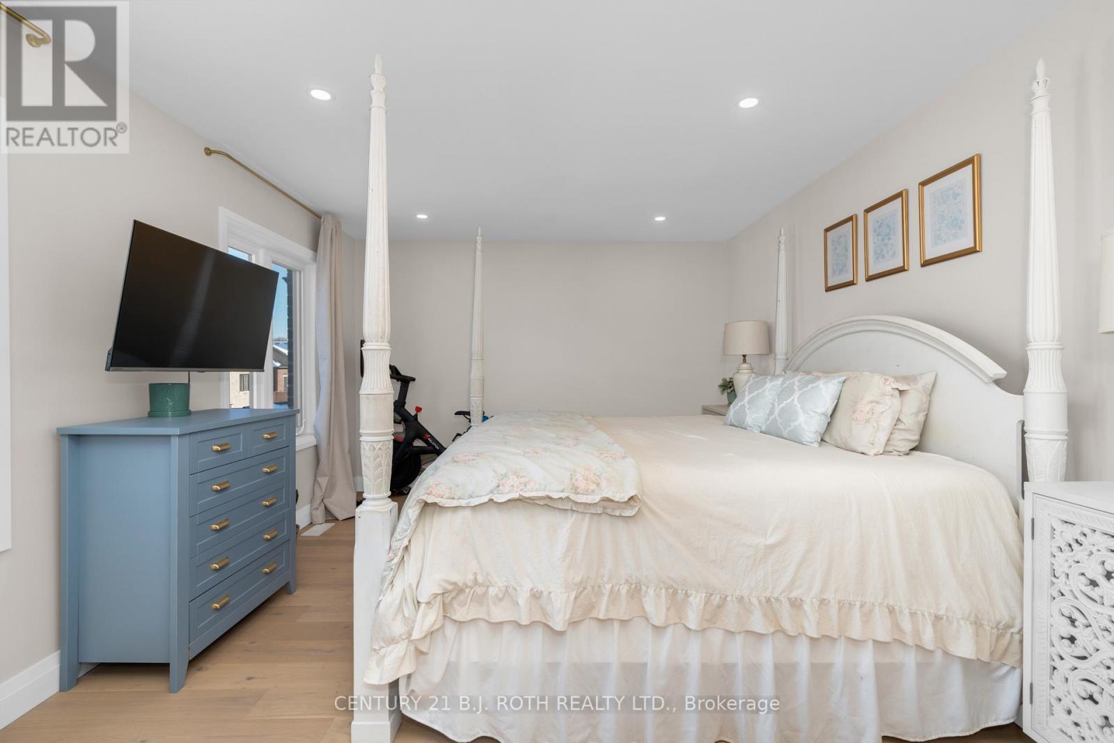19 Rowley Crescent, Springwater, ON - Indoor Photo Showing Bedroom