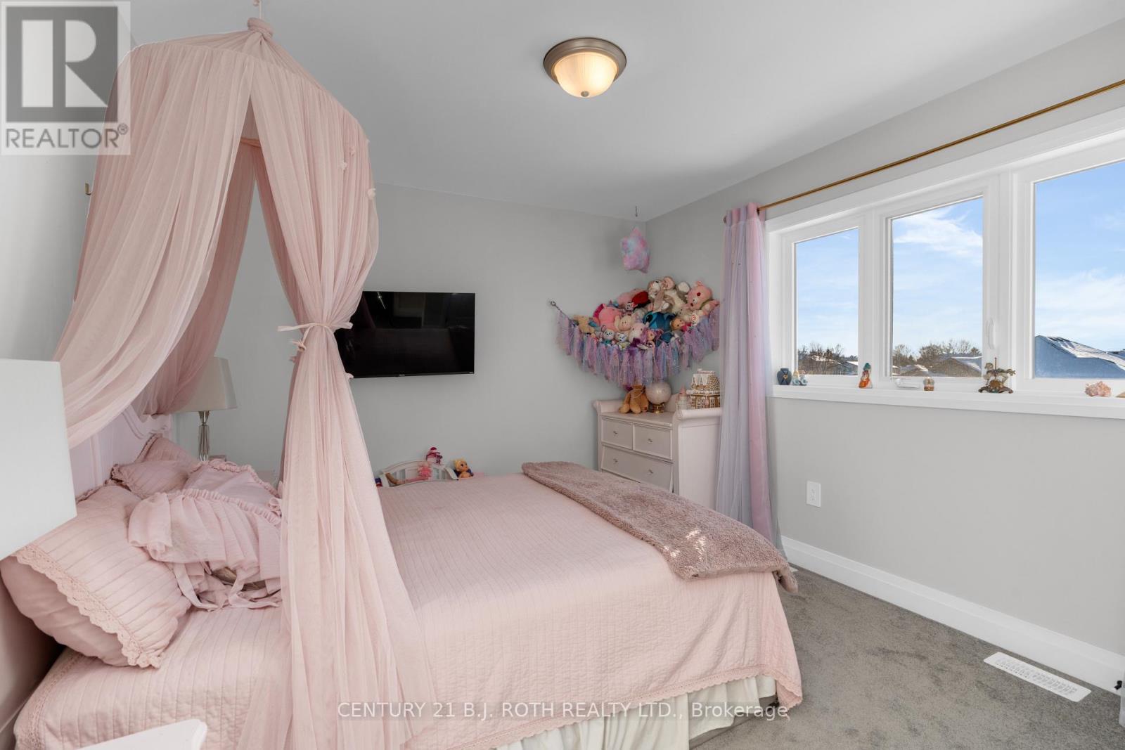 19 Rowley Crescent, Springwater, ON - Indoor Photo Showing Bedroom