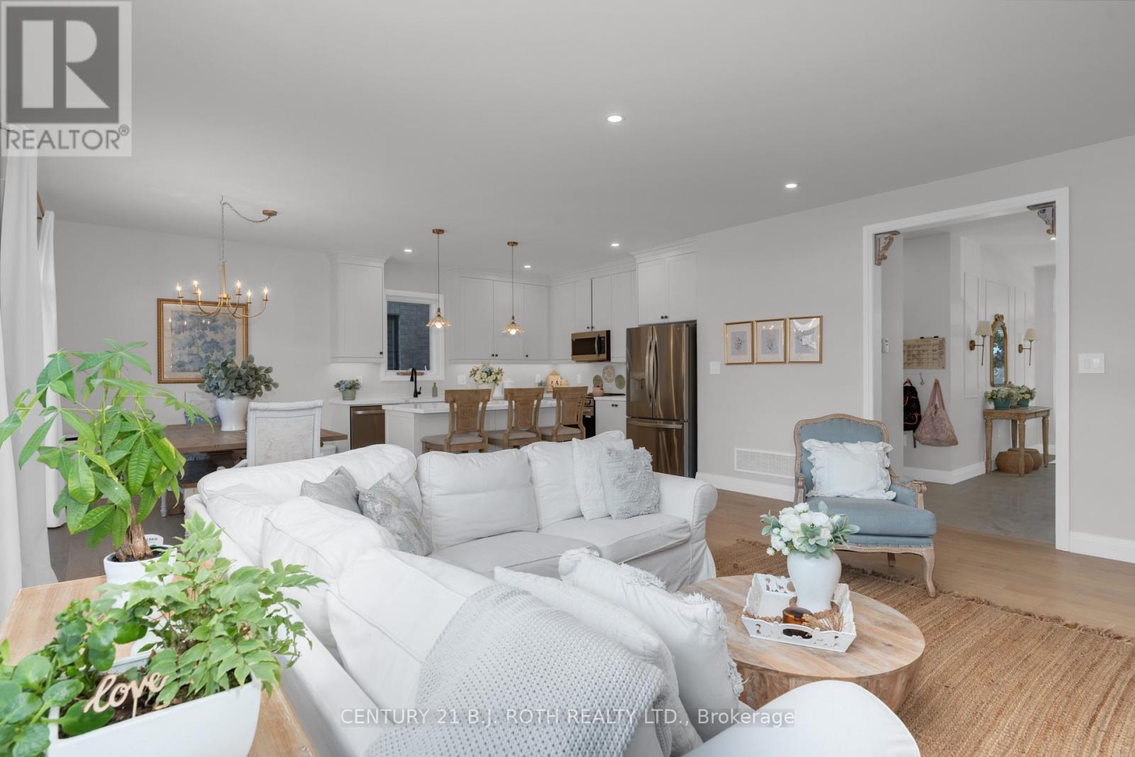 19 Rowley Crescent, Springwater, ON - Indoor Photo Showing Living Room