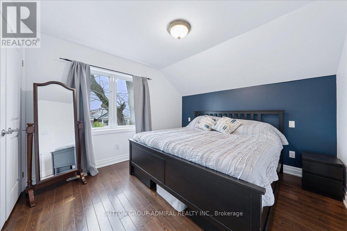 11 Bowie Avenue, Toronto, ON - Indoor Photo Showing Bedroom