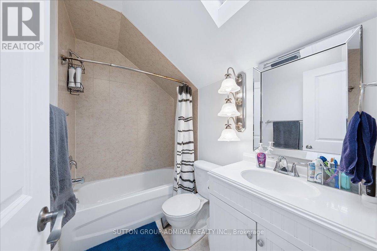 11 Bowie Avenue, Toronto, ON - Indoor Photo Showing Bathroom
