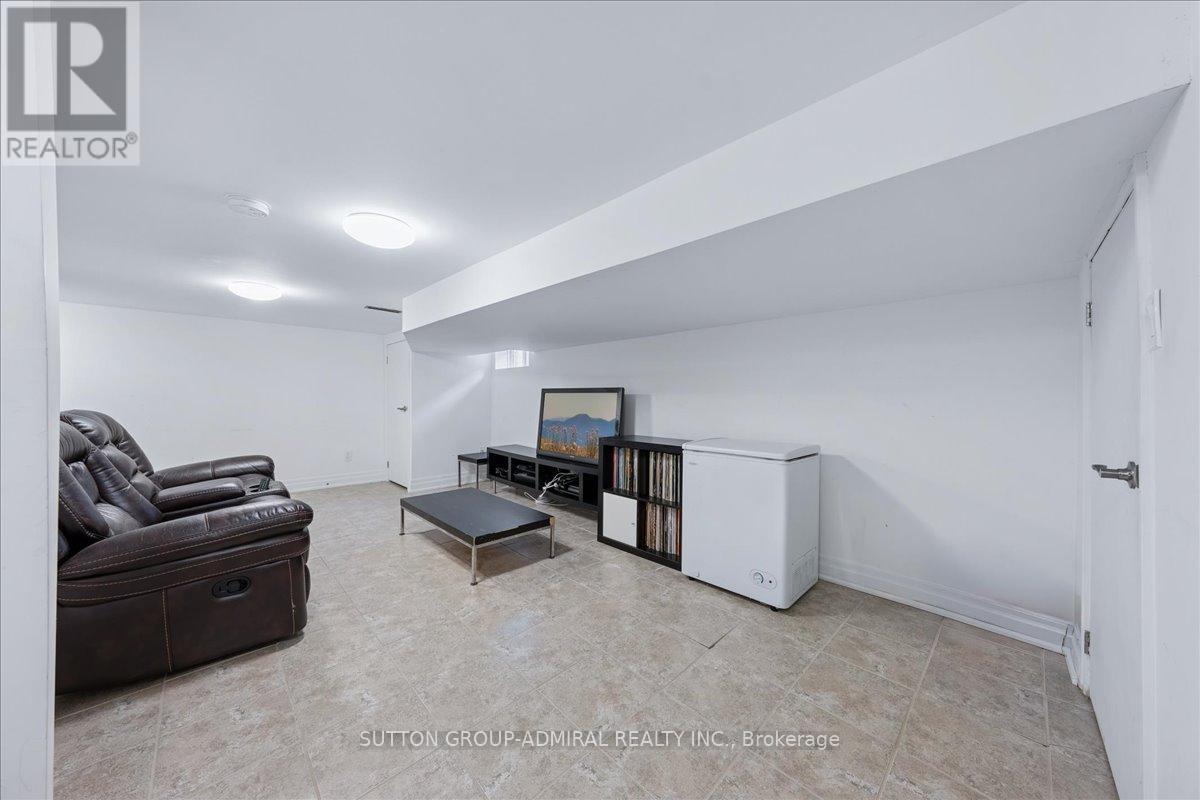 11 Bowie Avenue, Toronto, ON - Indoor Photo Showing Other Room