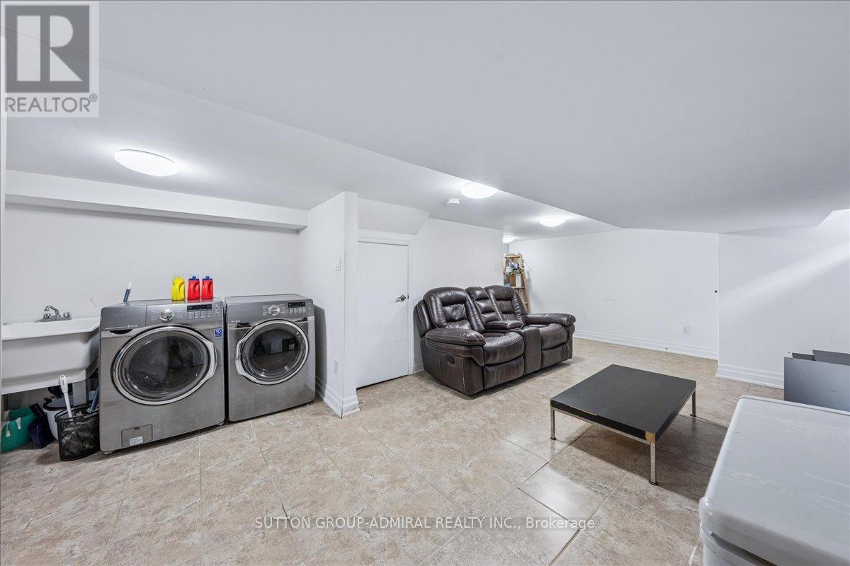 11 Bowie Avenue, Toronto, ON - Indoor Photo Showing Laundry Room