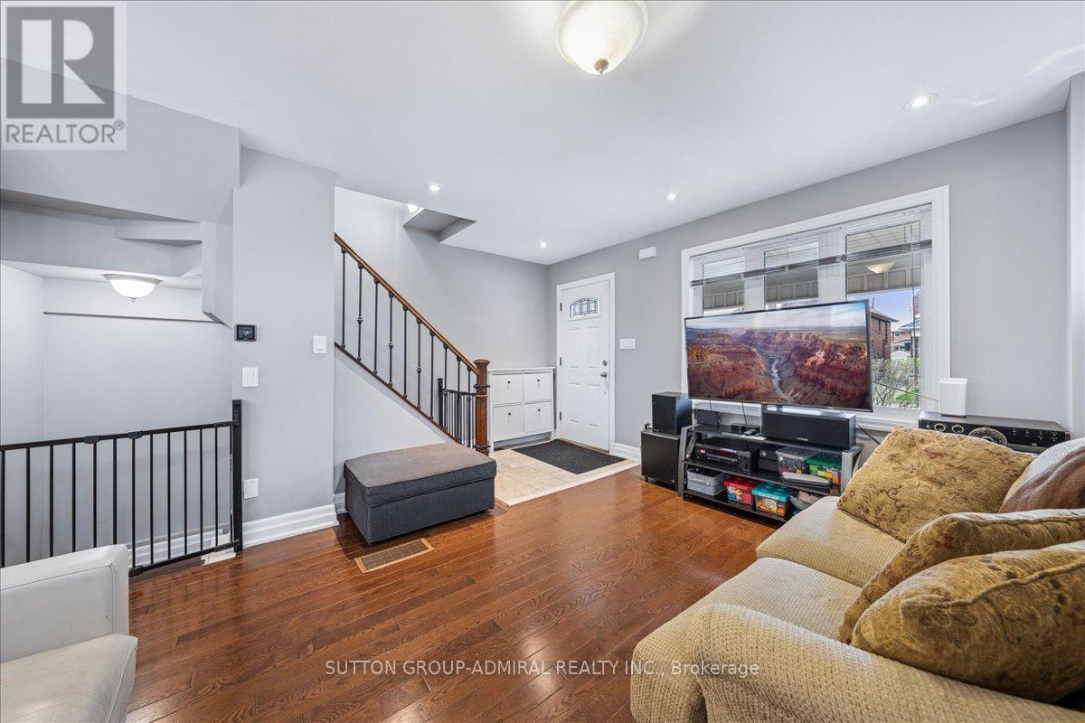 11 Bowie Avenue, Toronto, ON - Indoor Photo Showing Living Room