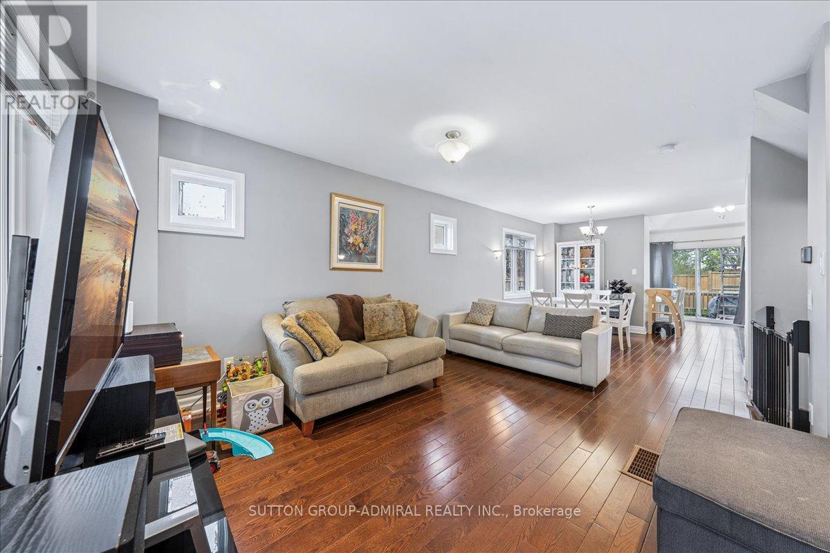 11 Bowie Avenue, Toronto, ON - Indoor Photo Showing Living Room