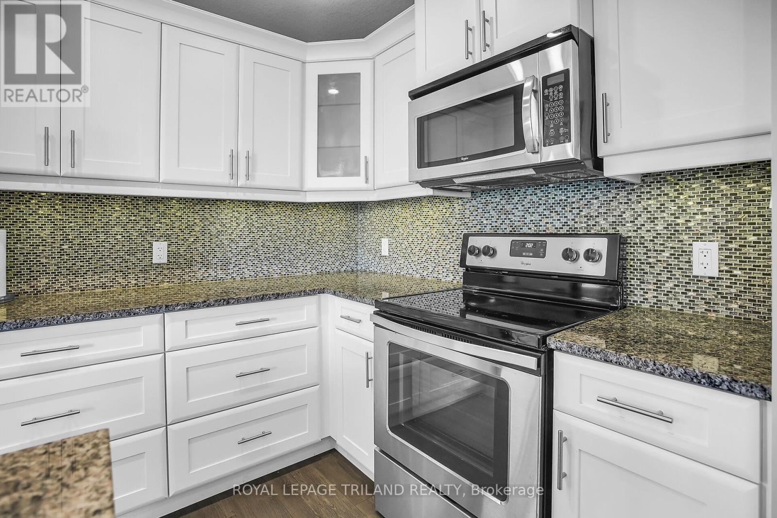 401 - 340 Sugarcreek Trail, London North (North N), ON - Indoor Photo Showing Kitchen With Upgraded Kitchen