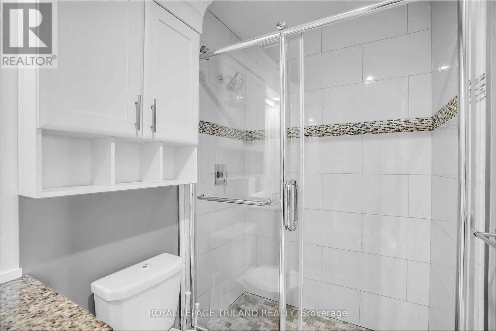 401 - 340 Sugarcreek Trail, London North (North N), ON - Indoor Photo Showing Bathroom