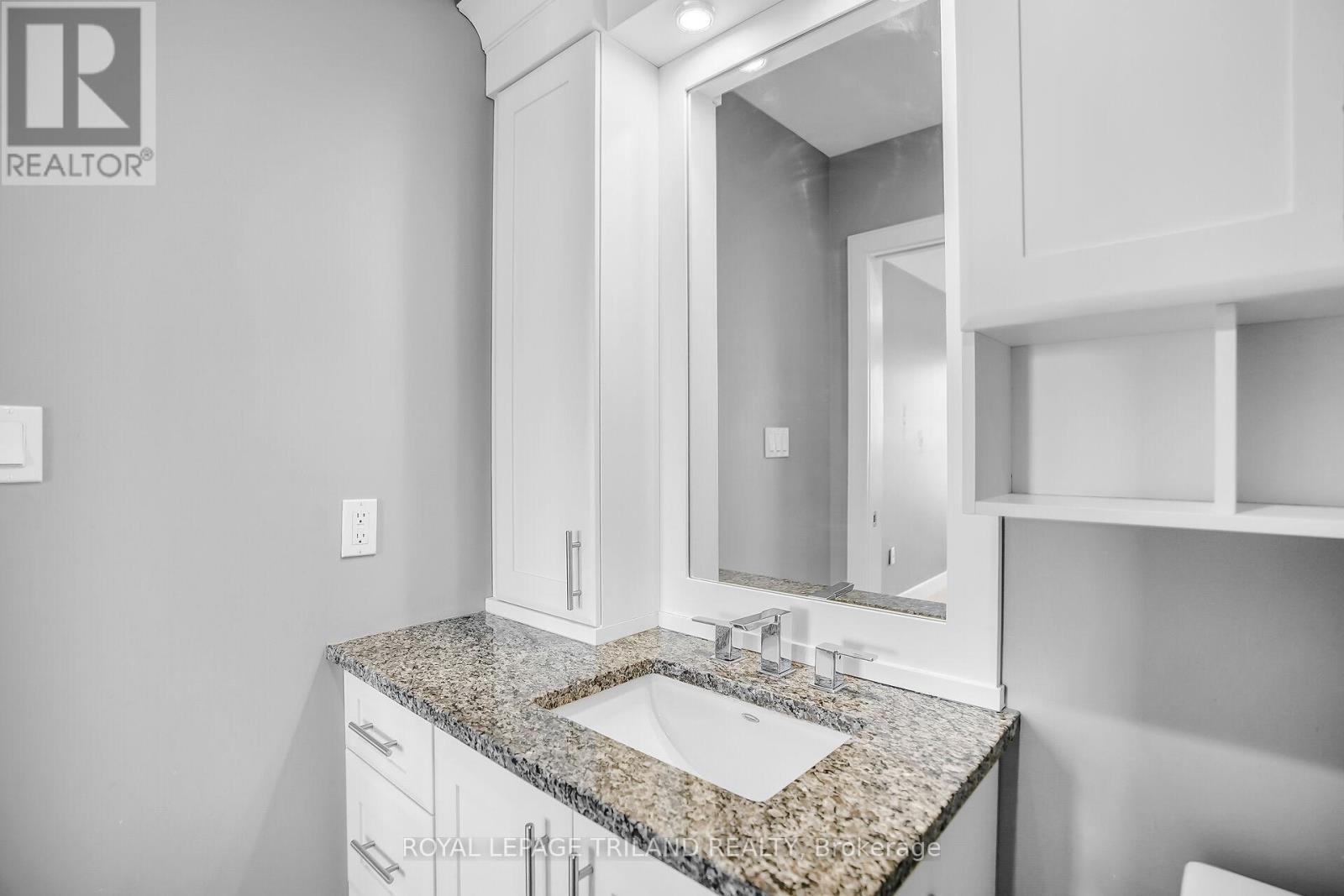 401 - 340 Sugarcreek Trail, London North (North N), ON - Indoor Photo Showing Bathroom