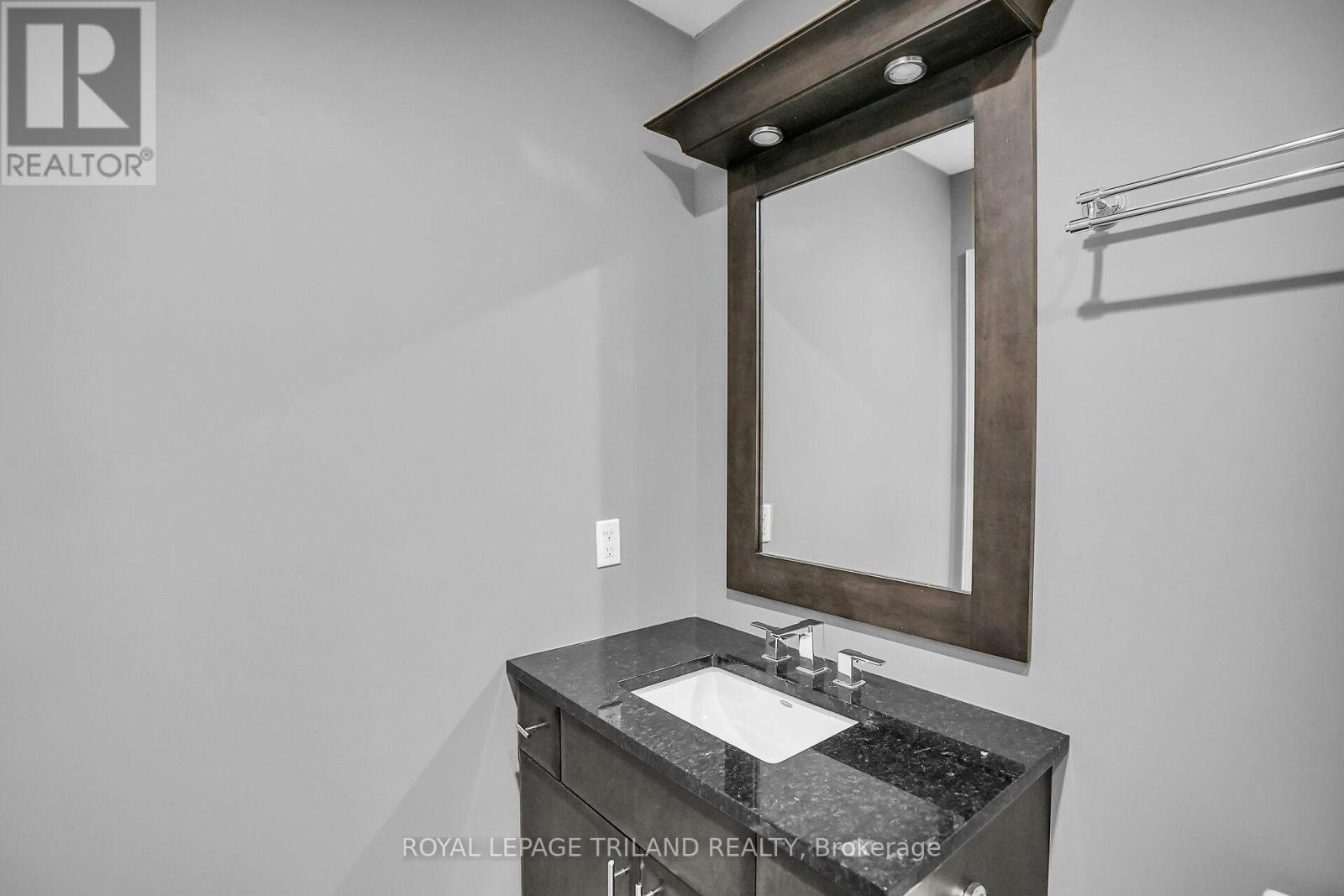 401 - 340 Sugarcreek Trail, London North (North N), ON - Indoor Photo Showing Bathroom