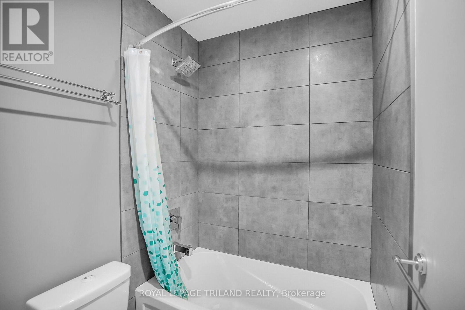 401 - 340 Sugarcreek Trail, London North (North N), ON - Indoor Photo Showing Bathroom