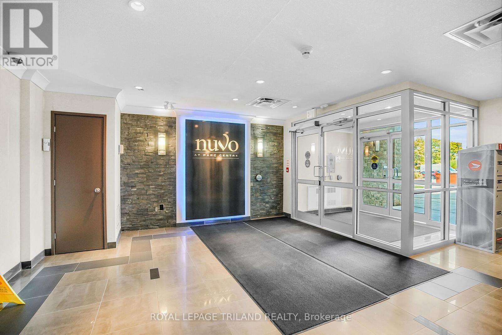 401 - 340 Sugarcreek Trail, London North (North N), ON - Indoor Photo Showing Other Room