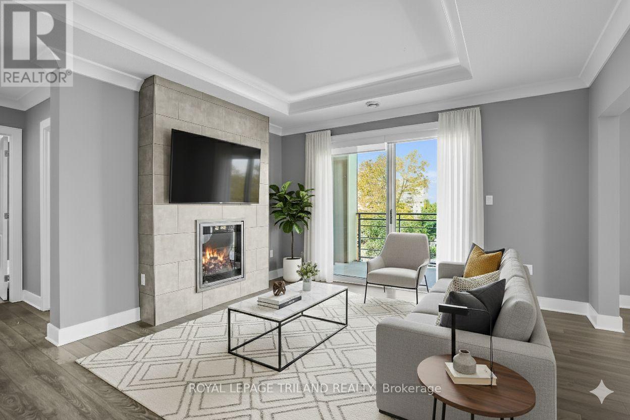401 - 340 Sugarcreek Trail, London North (North N), ON - Indoor Photo Showing Living Room With Fireplace