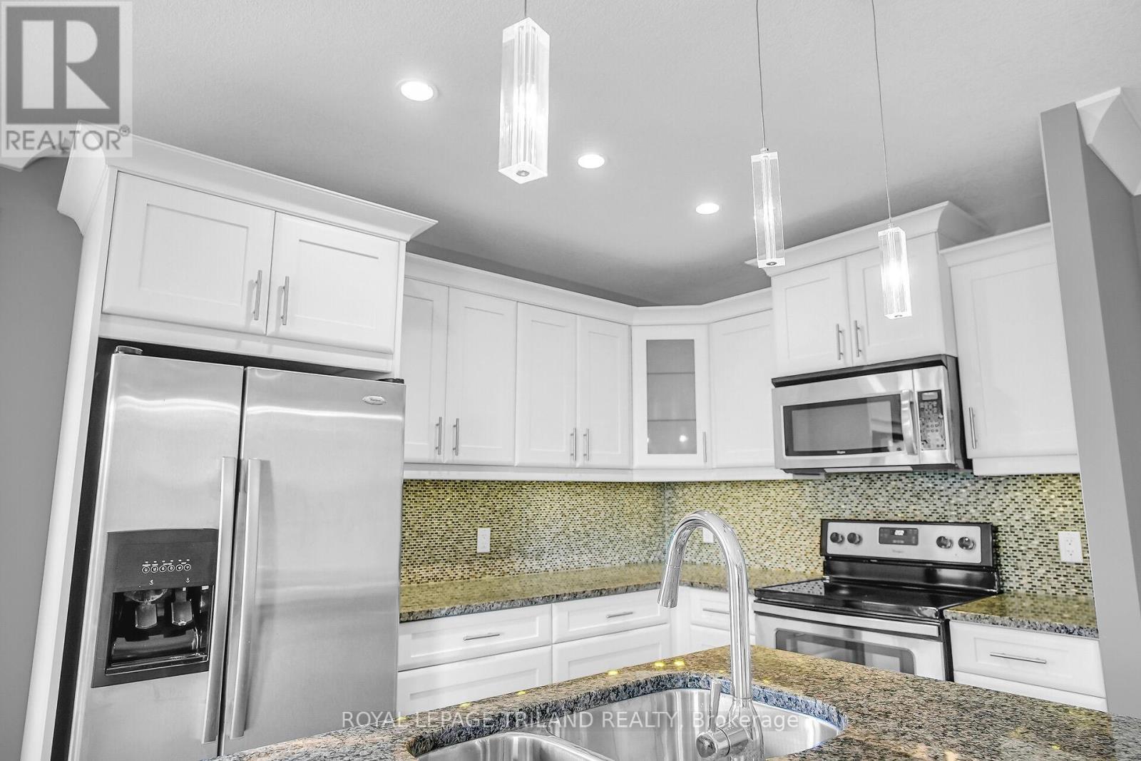 401 - 340 Sugarcreek Trail, London North (North N), ON - Indoor Photo Showing Kitchen With Double Sink With Upgraded Kitchen