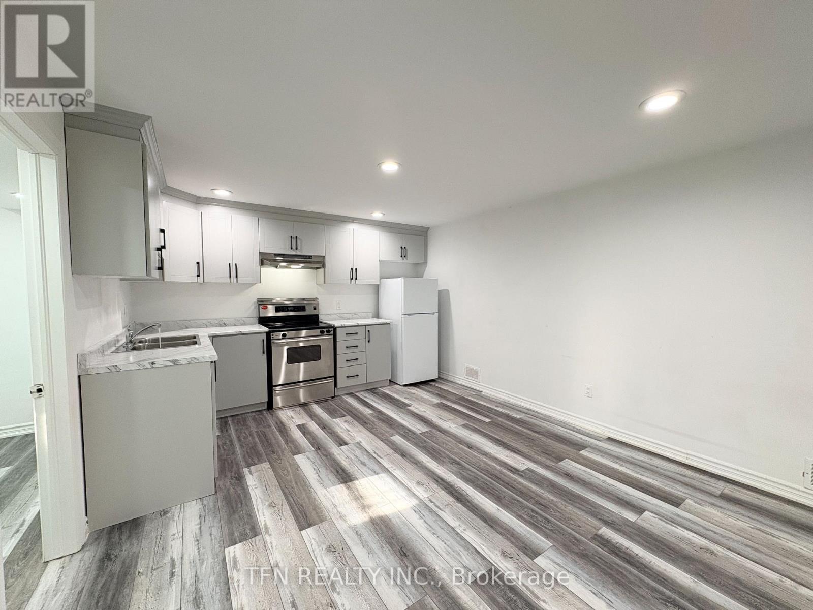 Bsmt - 8 Ravencliff Crescent, Toronto, ON - Indoor Photo Showing Kitchen