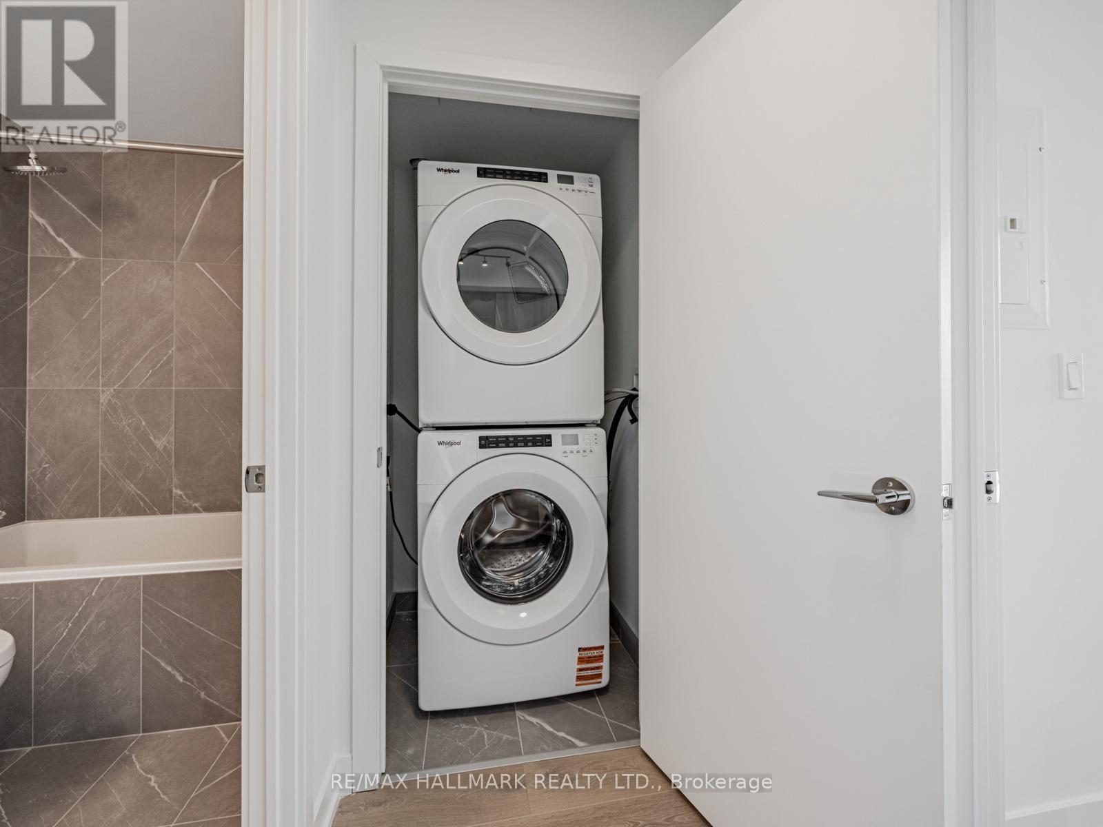 720 - 1037 The Queensway, Toronto, ON - Indoor Photo Showing Laundry Room