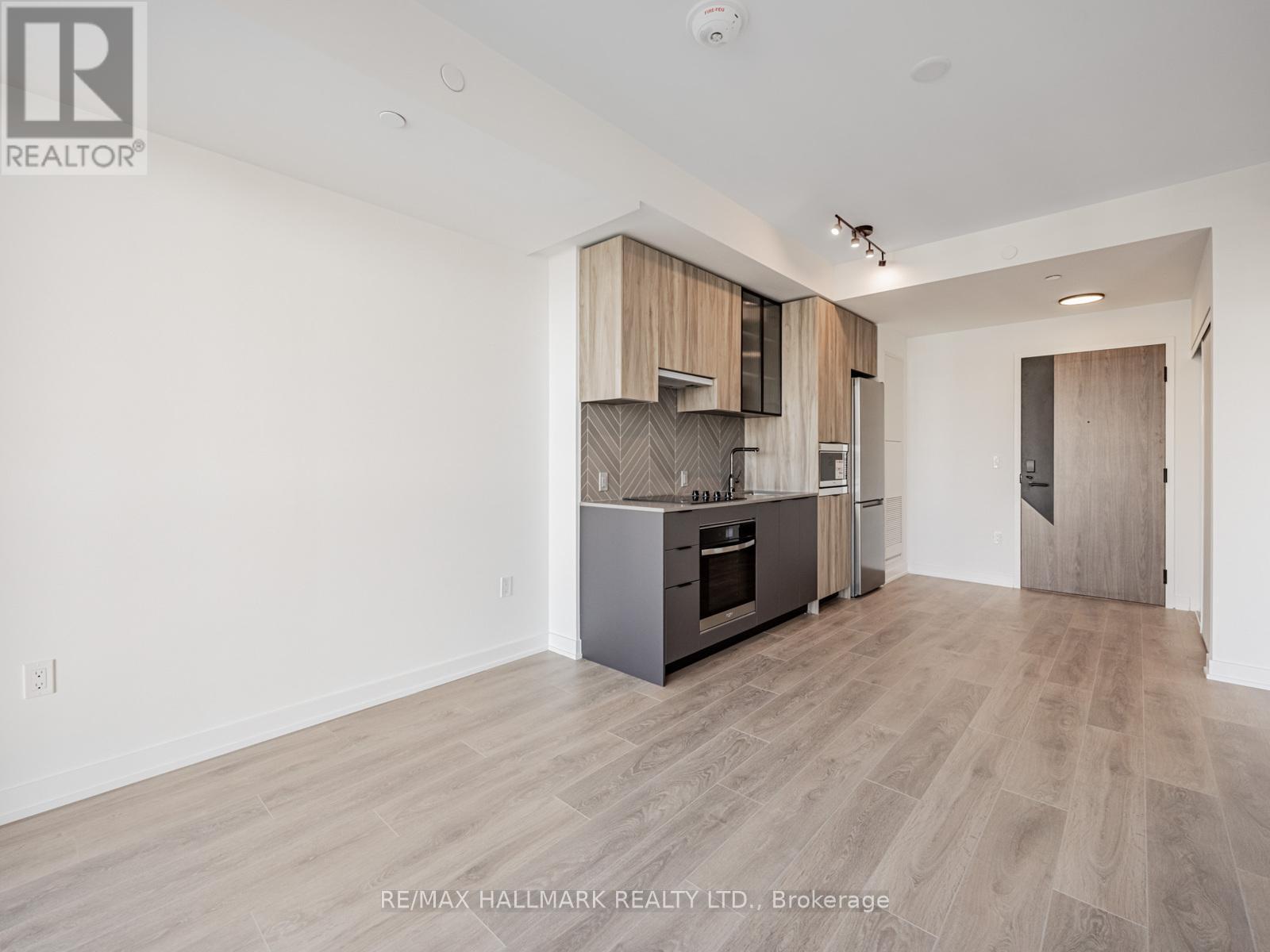 720 - 1037 The Queensway, Toronto, ON - Indoor Photo Showing Kitchen