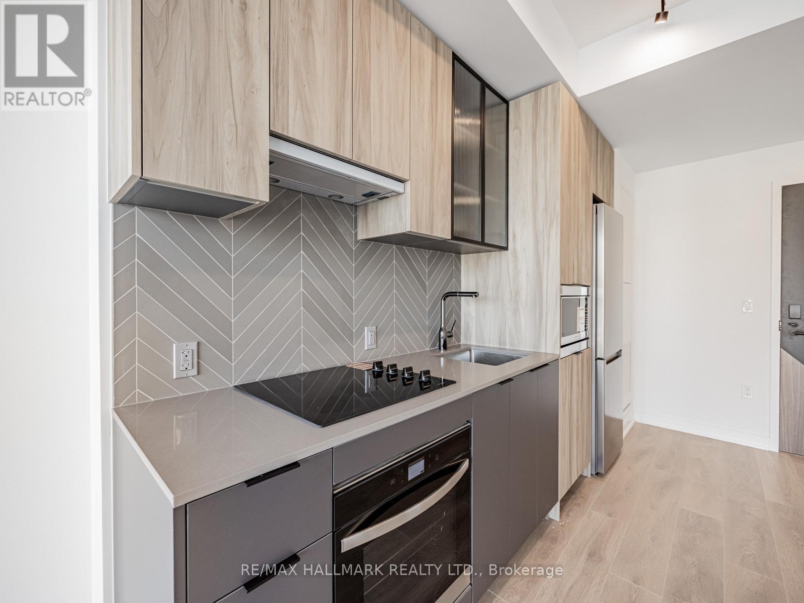 720 - 1037 The Queensway, Toronto, ON - Indoor Photo Showing Kitchen