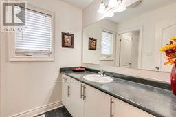 4 Bassett Crescent, Brampton, ON - Indoor Photo Showing Bathroom