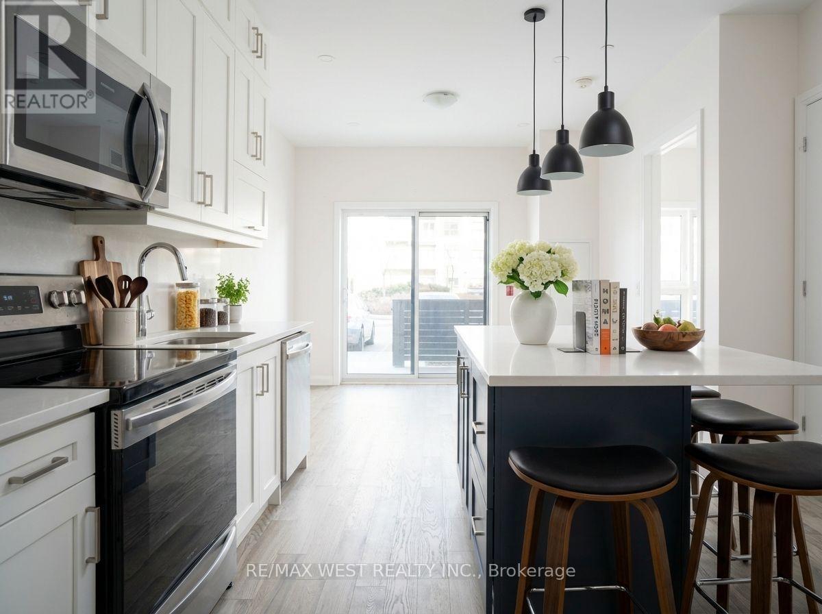 133 - 102 Grovewood Common, Oakville, ON - Indoor Photo Showing Kitchen With Upgraded Kitchen