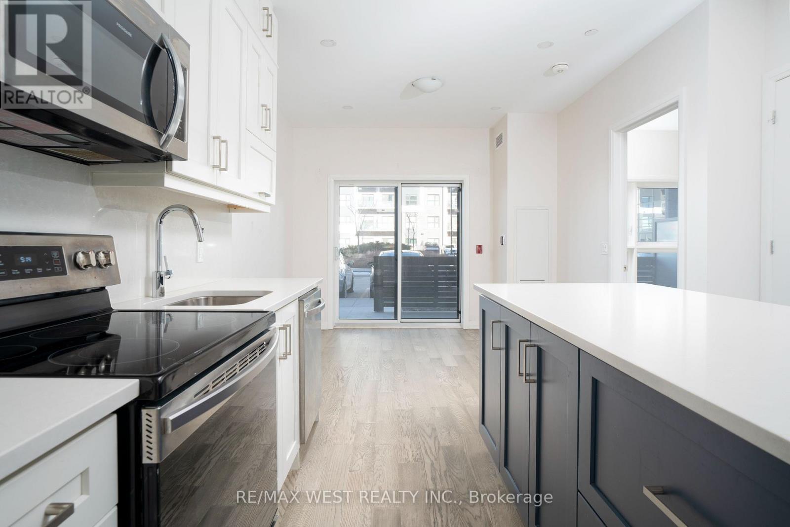 133 - 102 Grovewood Common, Oakville, ON - Indoor Photo Showing Kitchen With Upgraded Kitchen