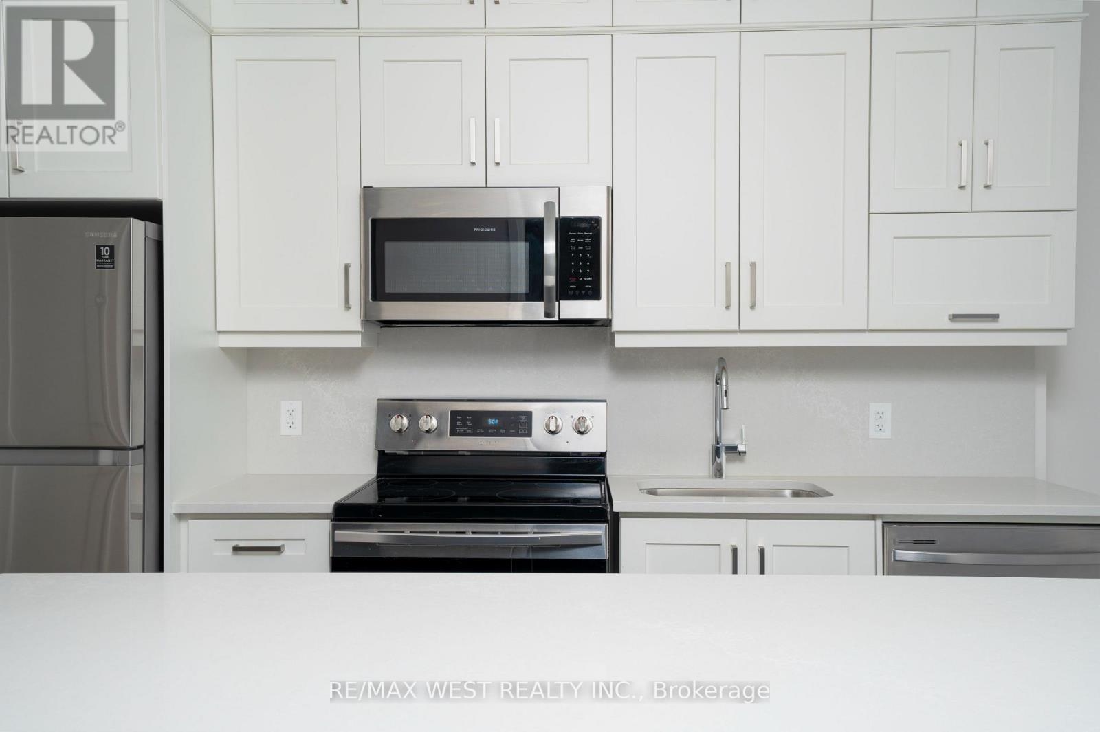133 - 102 Grovewood Common, Oakville, ON - Indoor Photo Showing Kitchen