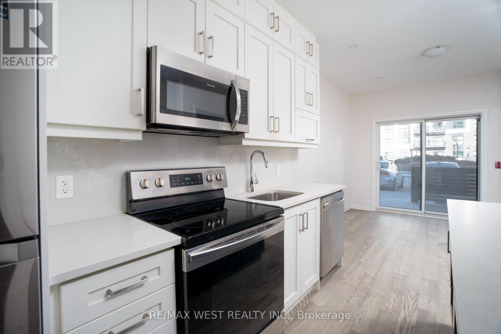 133 - 102 Grovewood Common, Oakville, ON - Indoor Photo Showing Kitchen