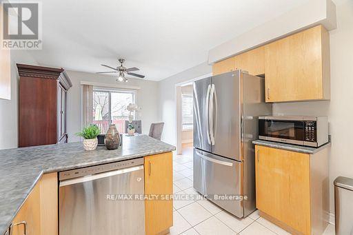 34 Bramoak Crescent, Brampton, ON - Indoor Photo Showing Kitchen