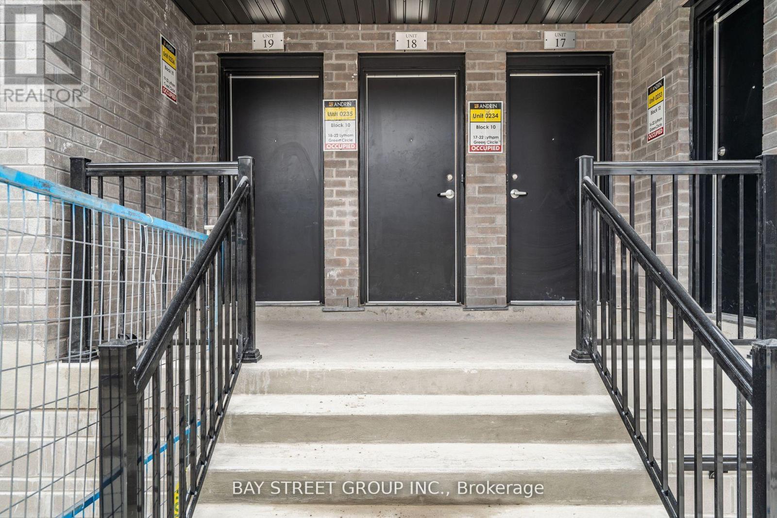 18 - 22 Lytham Green Circle, Newmarket, ON - Outdoor With Exterior