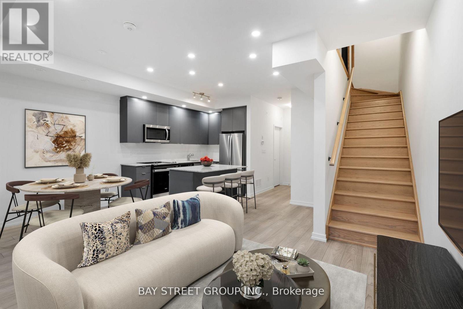 18 - 22 Lytham Green Circle, Newmarket, ON - Indoor Photo Showing Other Room