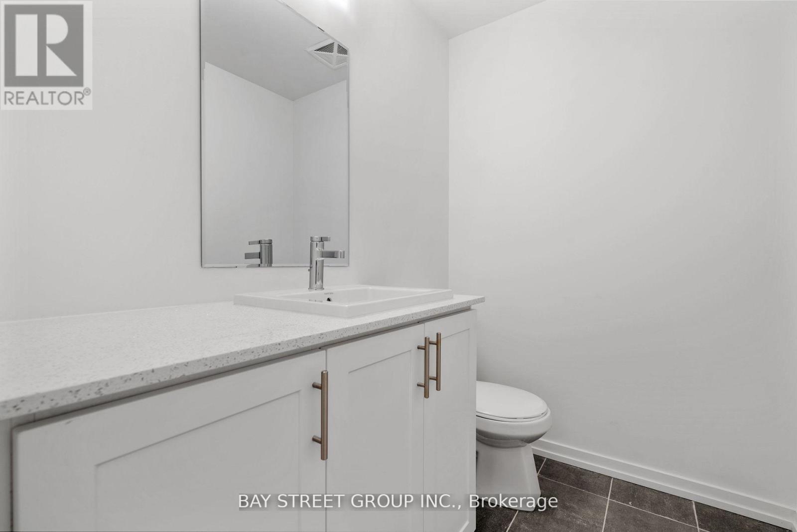 18 - 22 Lytham Green Circle, Newmarket, ON - Indoor Photo Showing Bathroom