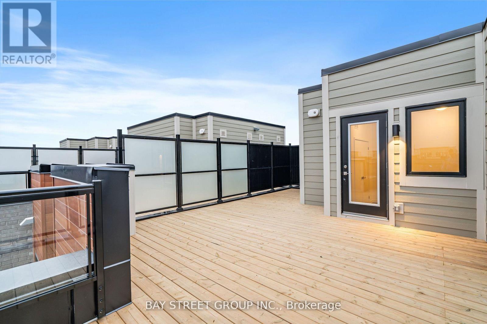 18 - 22 Lytham Green Circle, Newmarket, ON - Outdoor With Exterior