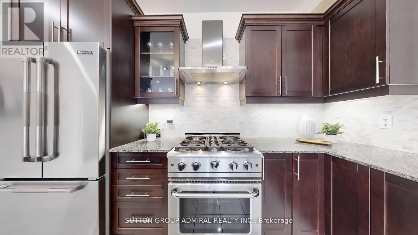 186 Ascalon Drive, Vaughan, ON - Indoor Photo Showing Kitchen With Upgraded Kitchen