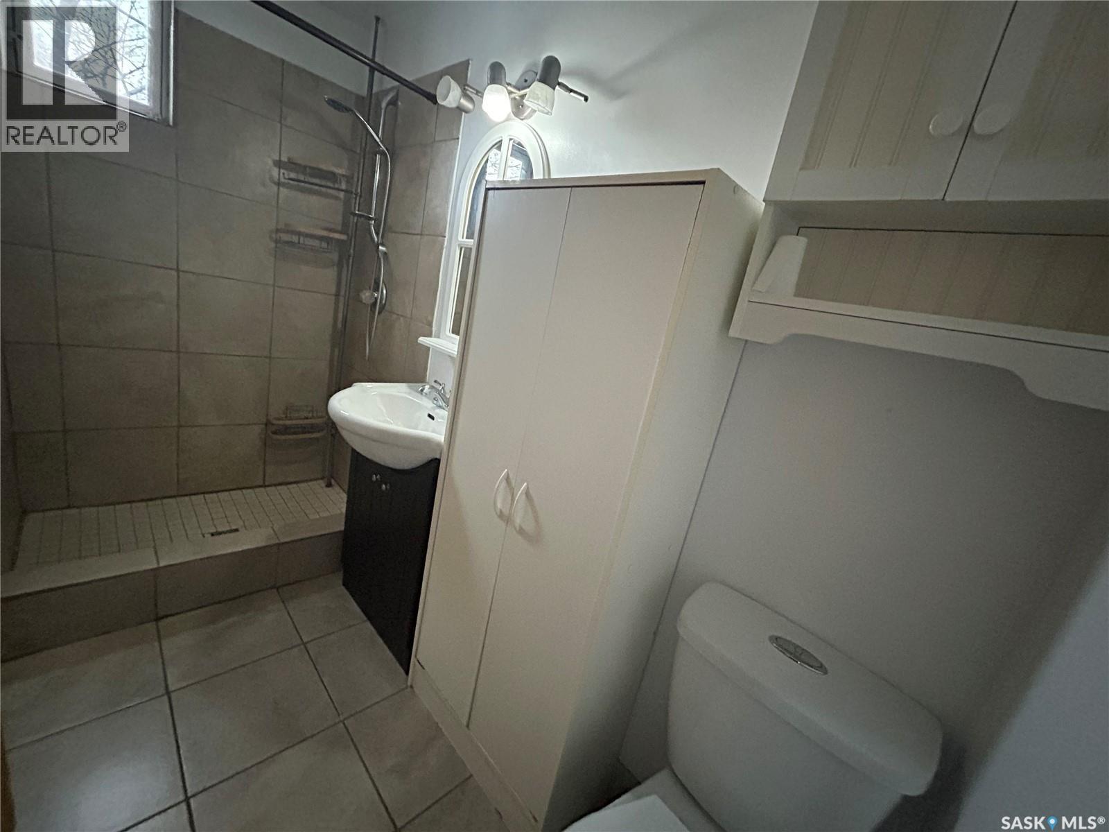 1042 Coteau Street W, Moose Jaw, SK - Indoor Photo Showing Bathroom