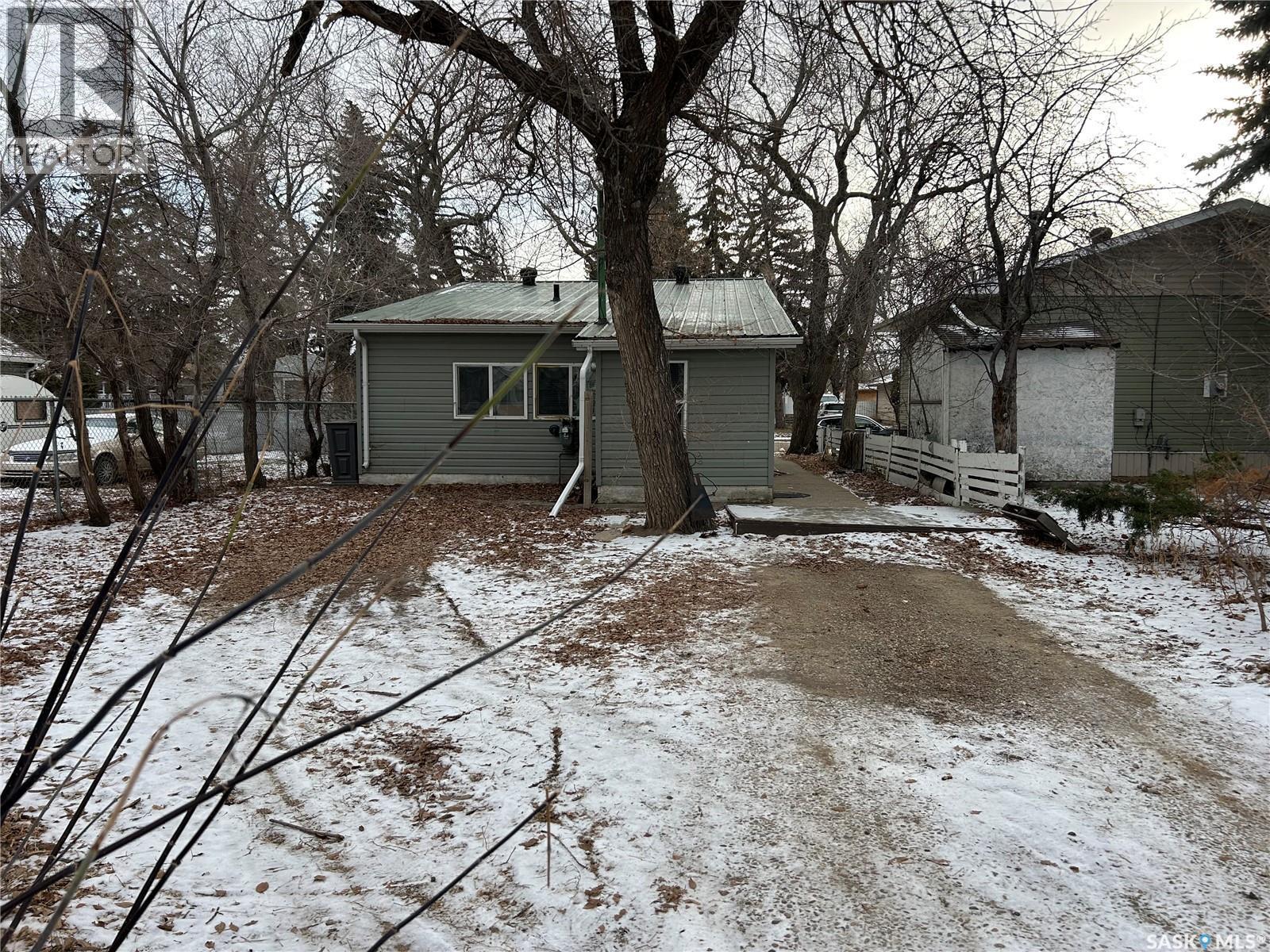 1042 Coteau Street W, Moose Jaw, SK - Outdoor