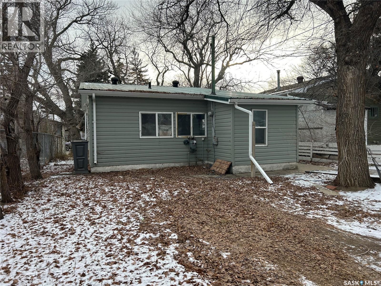 1042 Coteau Street W, Moose Jaw, SK - Outdoor