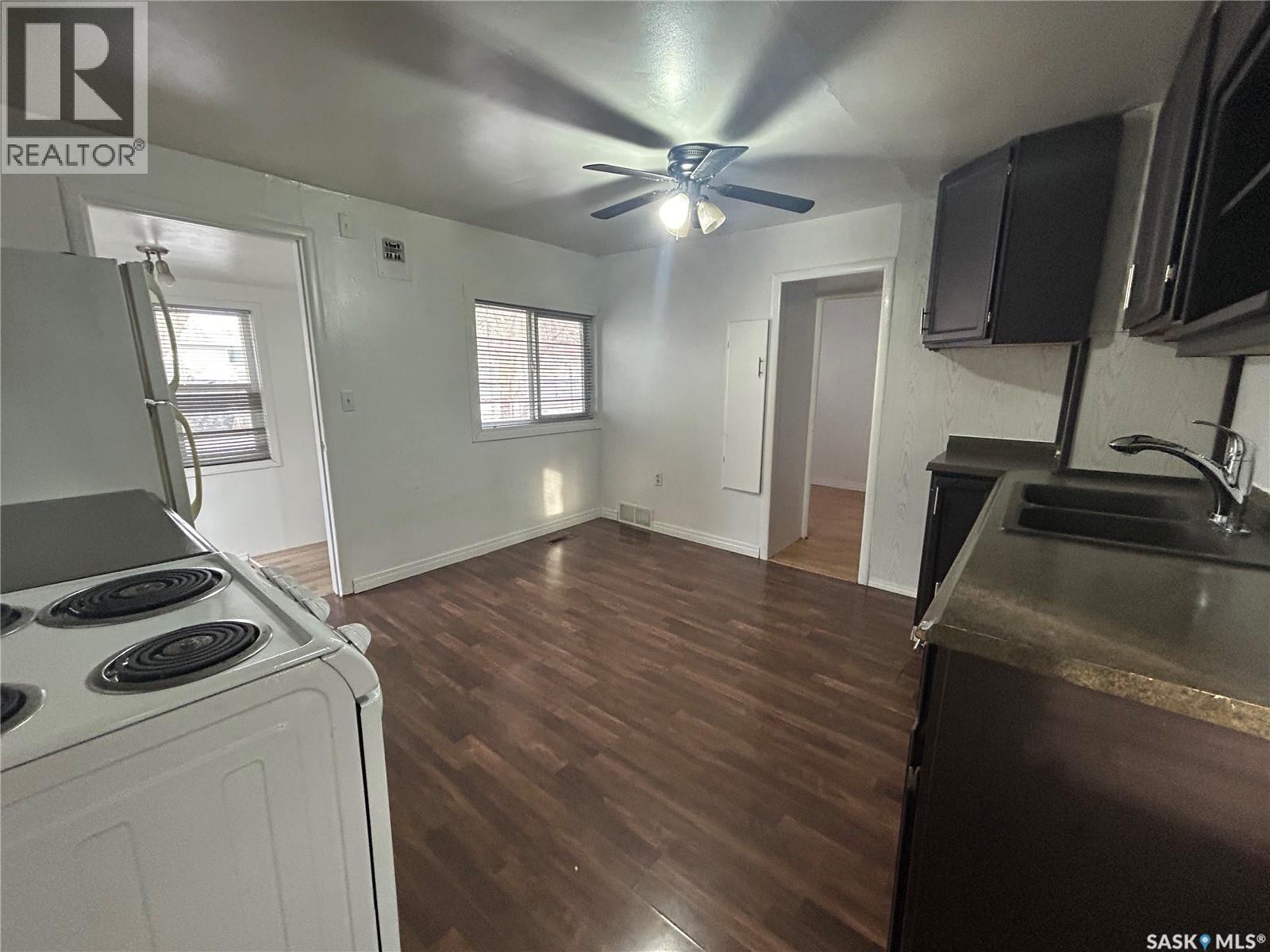 1042 Coteau Street W, Moose Jaw, SK - Indoor Photo Showing Laundry Room