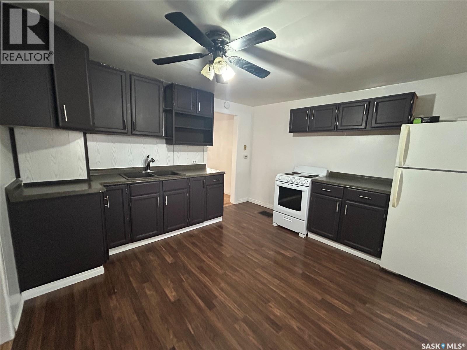 1042 Coteau Street W, Moose Jaw, SK - Indoor Photo Showing Kitchen With Double Sink
