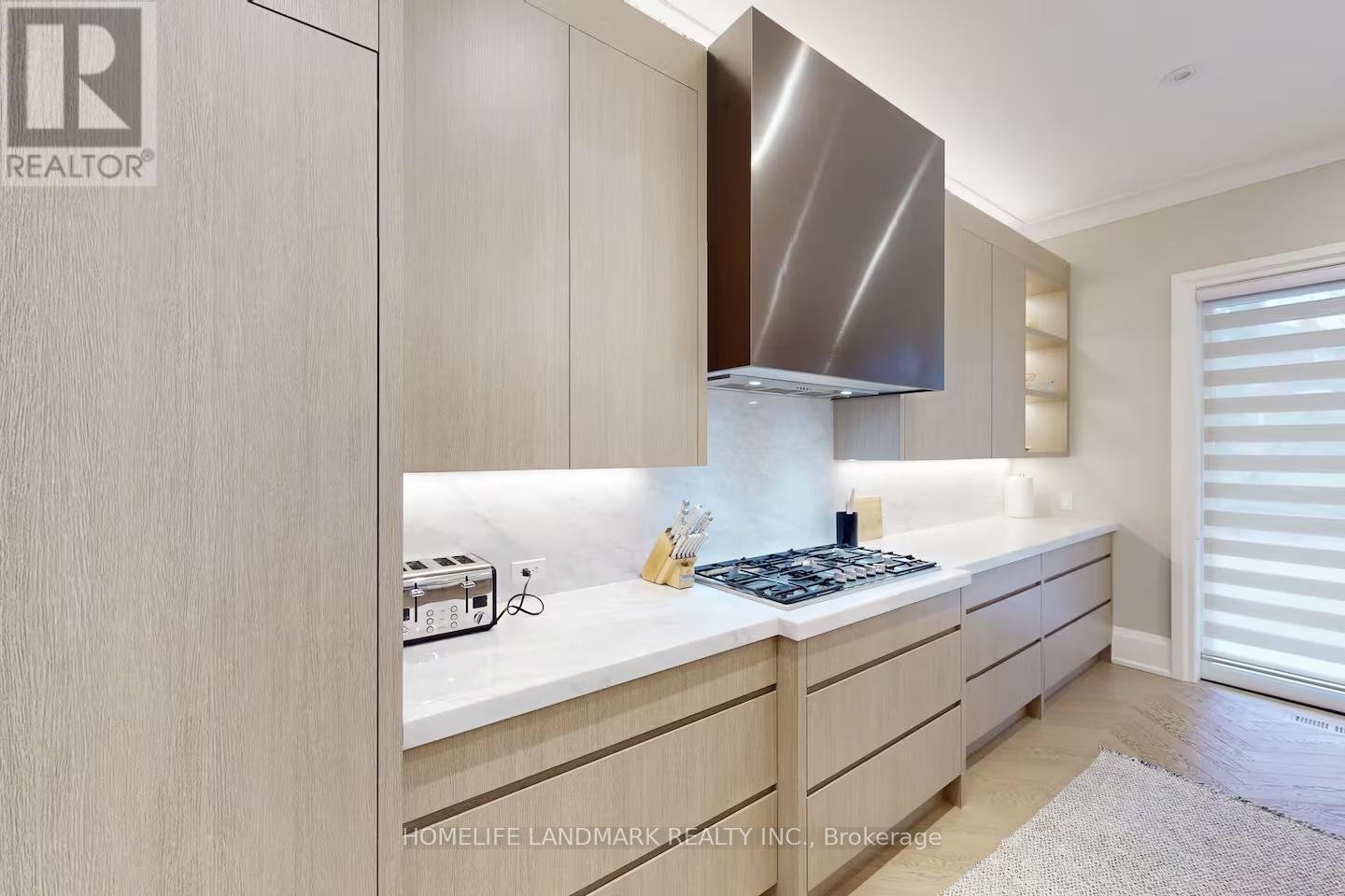 18 Burnhamthorpe Park Boulevard, Toronto, ON - Indoor Photo Showing Kitchen With Upgraded Kitchen