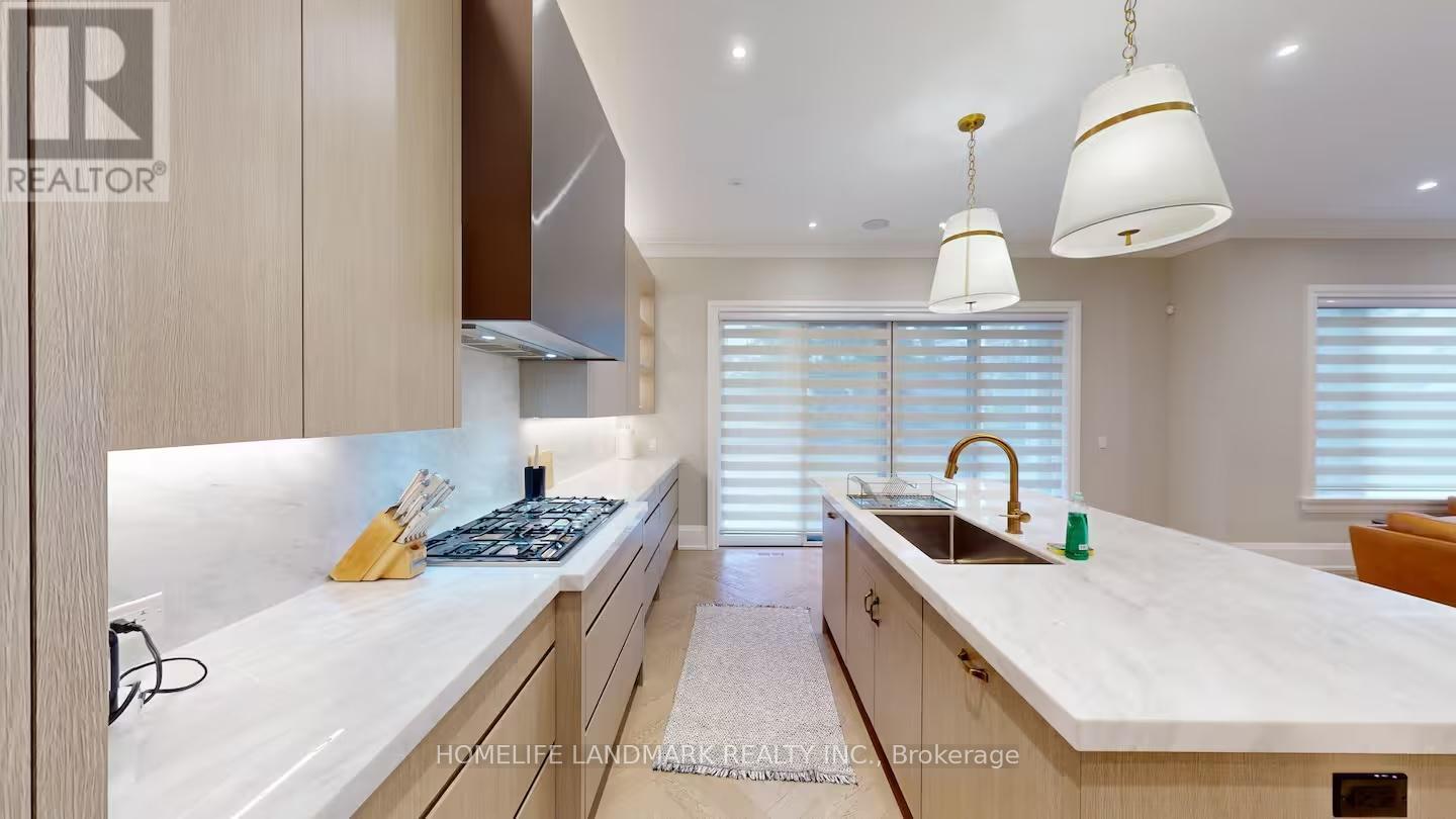 18 Burnhamthorpe Park Boulevard, Toronto, ON - Indoor Photo Showing Kitchen With Upgraded Kitchen