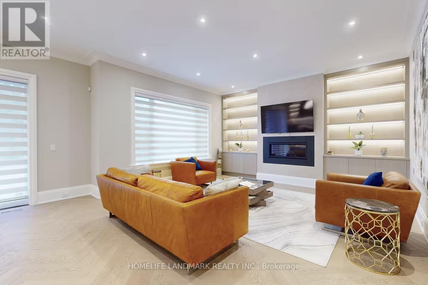 18 Burnhamthorpe Park Boulevard, Toronto, ON - Indoor Photo Showing Living Room With Fireplace