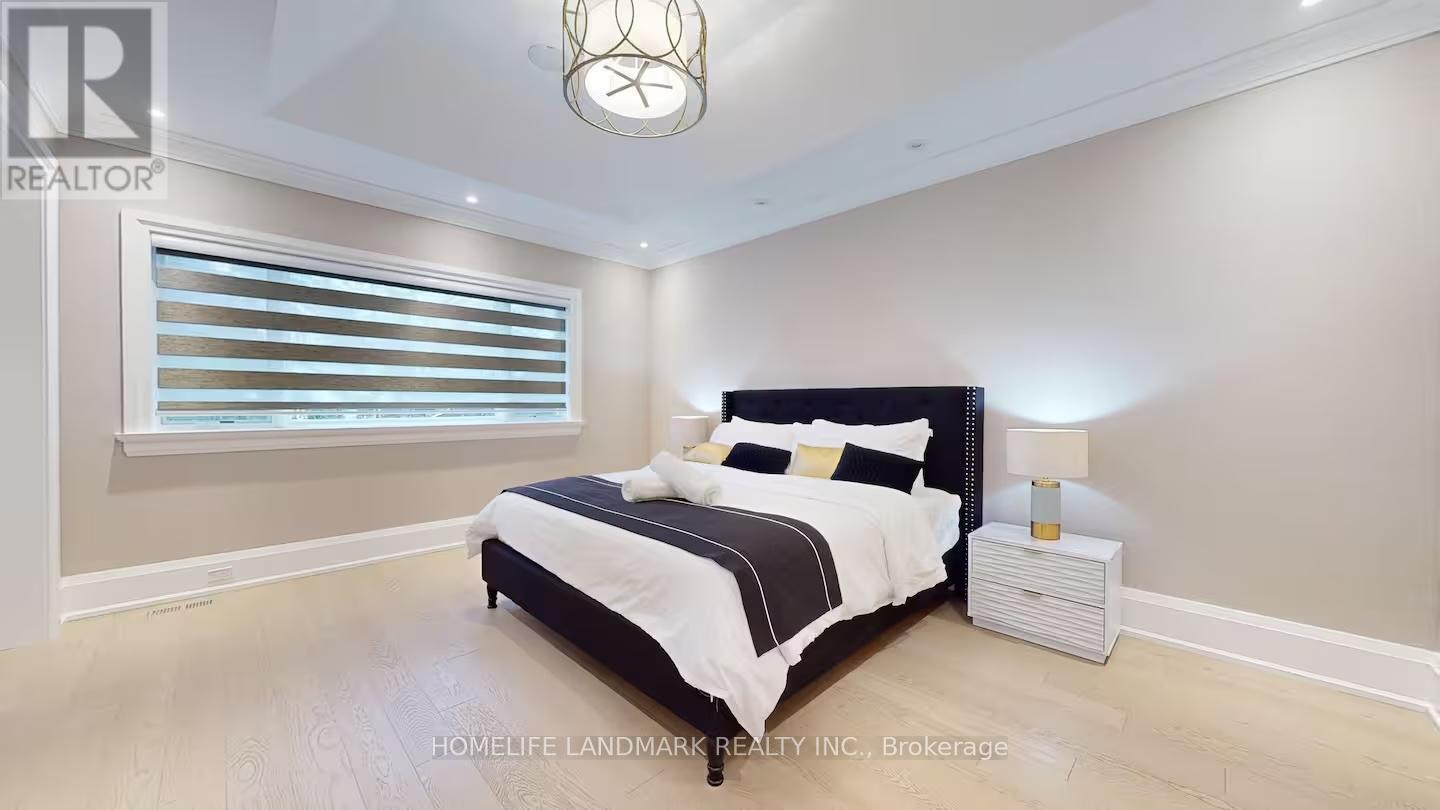 18 Burnhamthorpe Park Boulevard, Toronto, ON - Indoor Photo Showing Bedroom