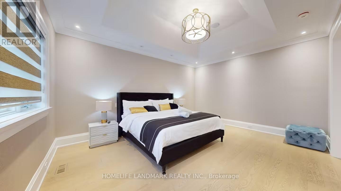 18 Burnhamthorpe Park Boulevard, Toronto, ON - Indoor Photo Showing Bedroom