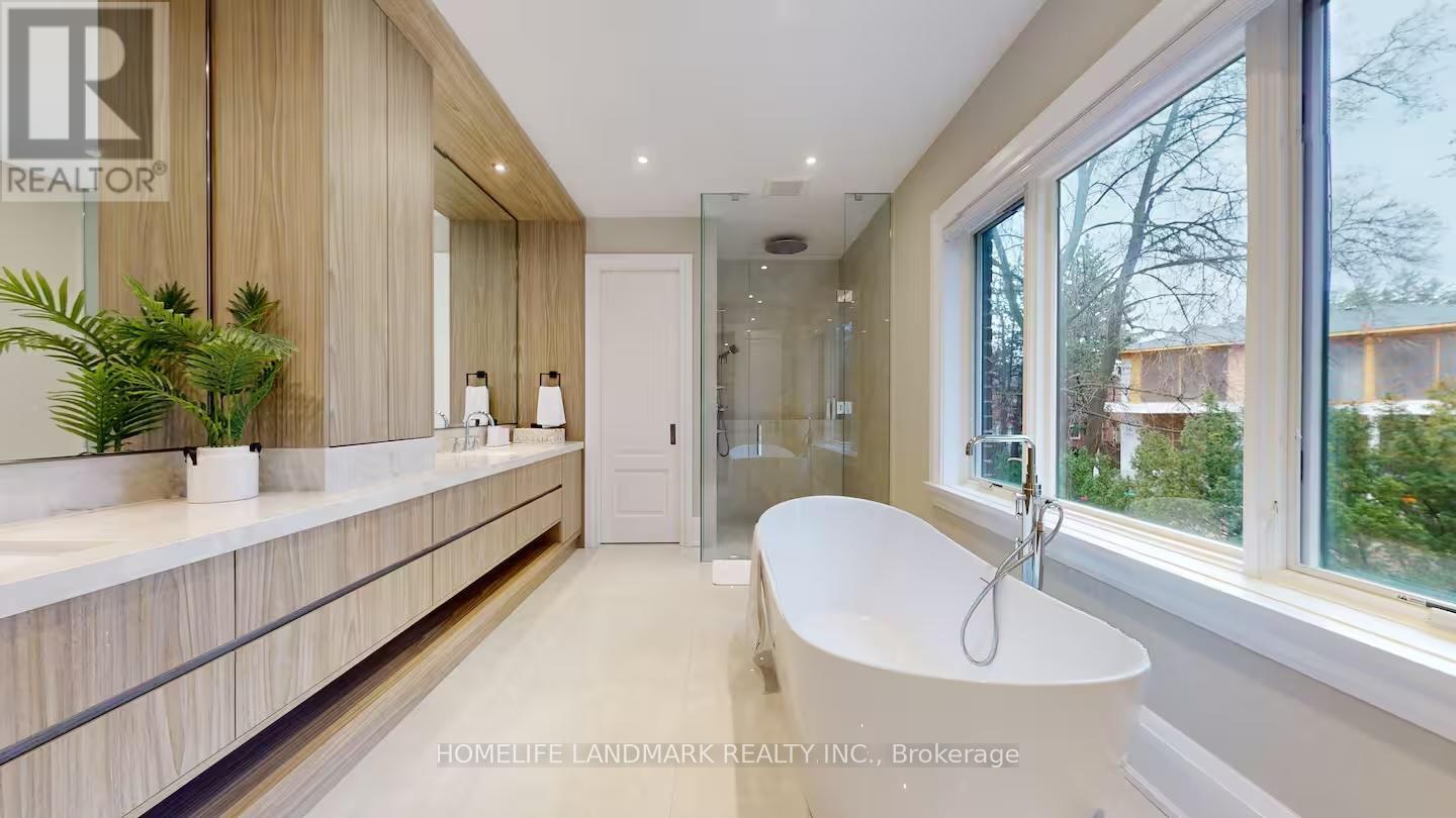 18 Burnhamthorpe Park Boulevard, Toronto, ON - Indoor Photo Showing Bathroom