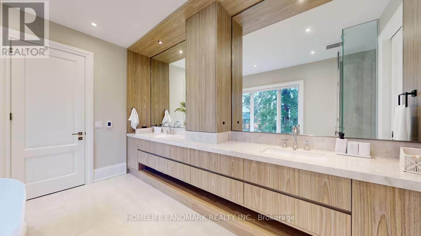18 Burnhamthorpe Park Boulevard, Toronto, ON - Indoor Photo Showing Bathroom
