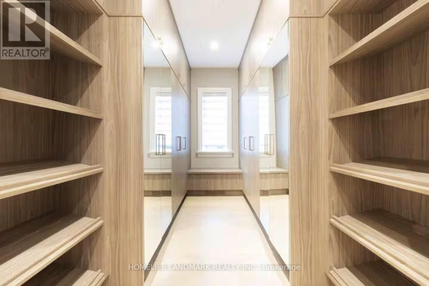 18 Burnhamthorpe Park Boulevard, Toronto, ON - Indoor With Storage