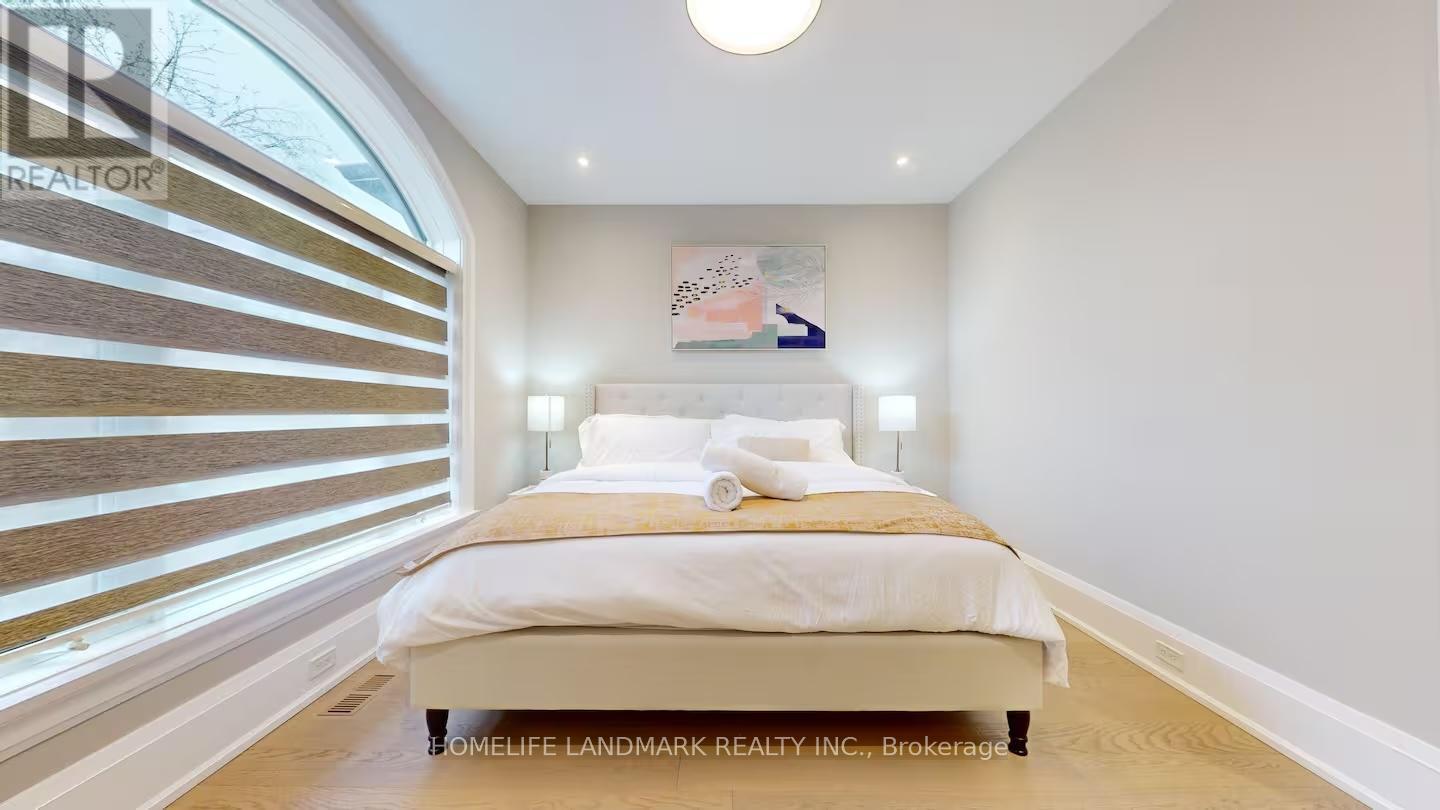 18 Burnhamthorpe Park Boulevard, Toronto, ON - Indoor Photo Showing Bedroom