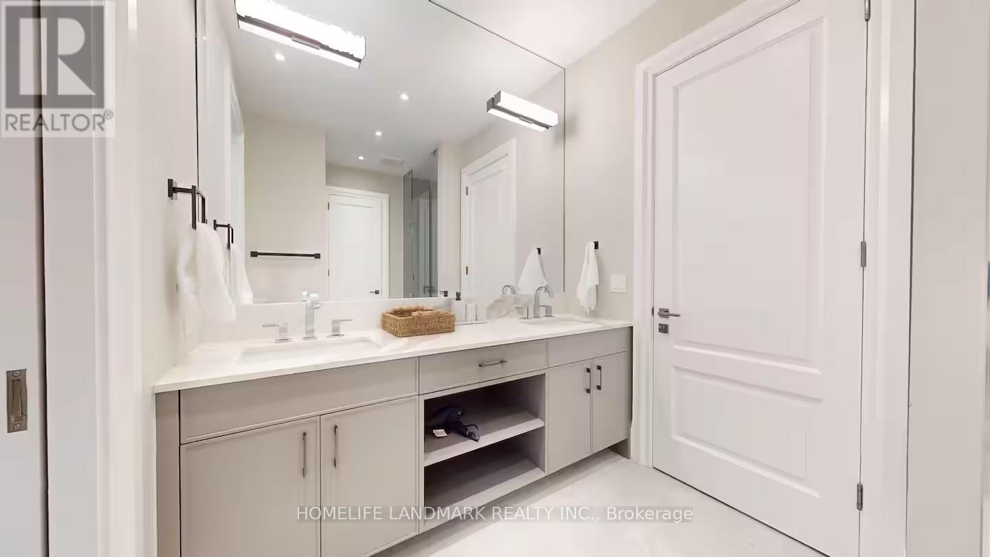18 Burnhamthorpe Park Boulevard, Toronto, ON - Indoor Photo Showing Bathroom