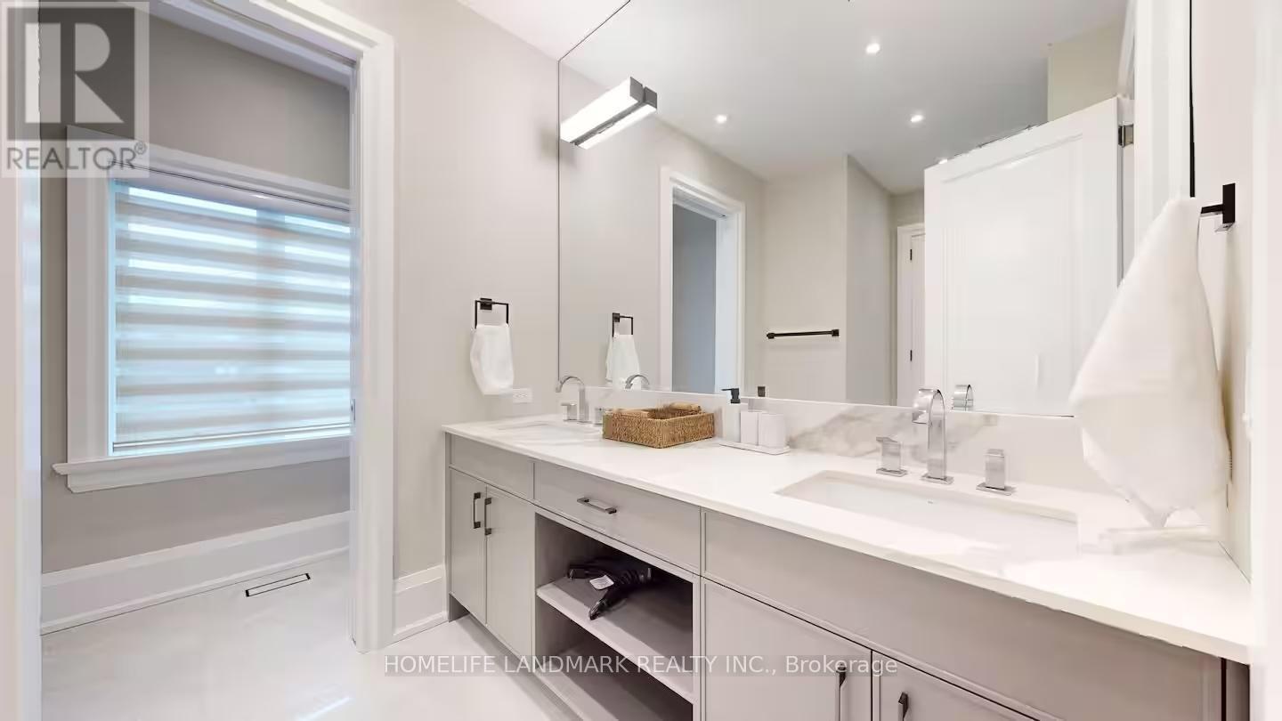 18 Burnhamthorpe Park Boulevard, Toronto, ON - Indoor Photo Showing Bathroom