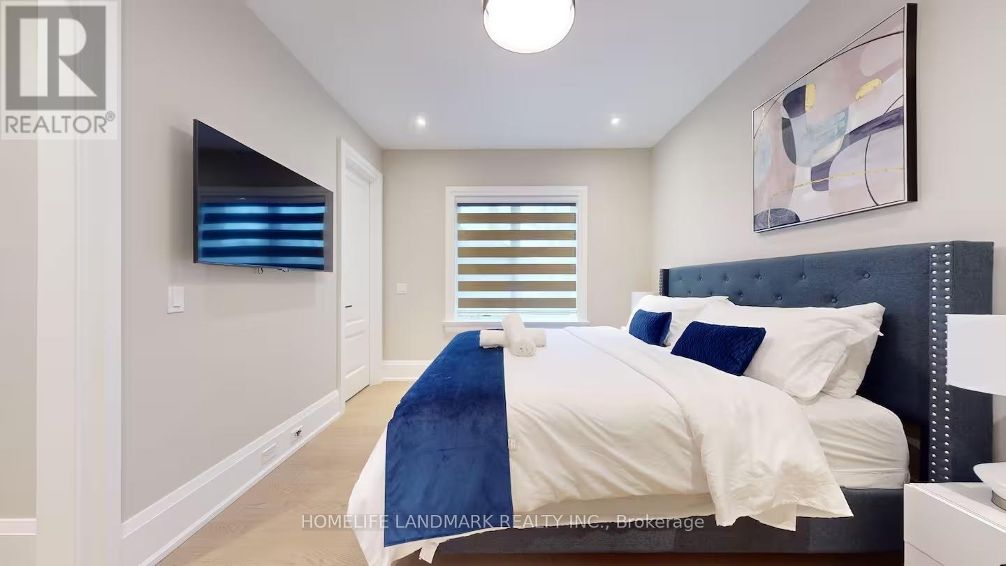 18 Burnhamthorpe Park Boulevard, Toronto, ON - Indoor Photo Showing Bedroom
