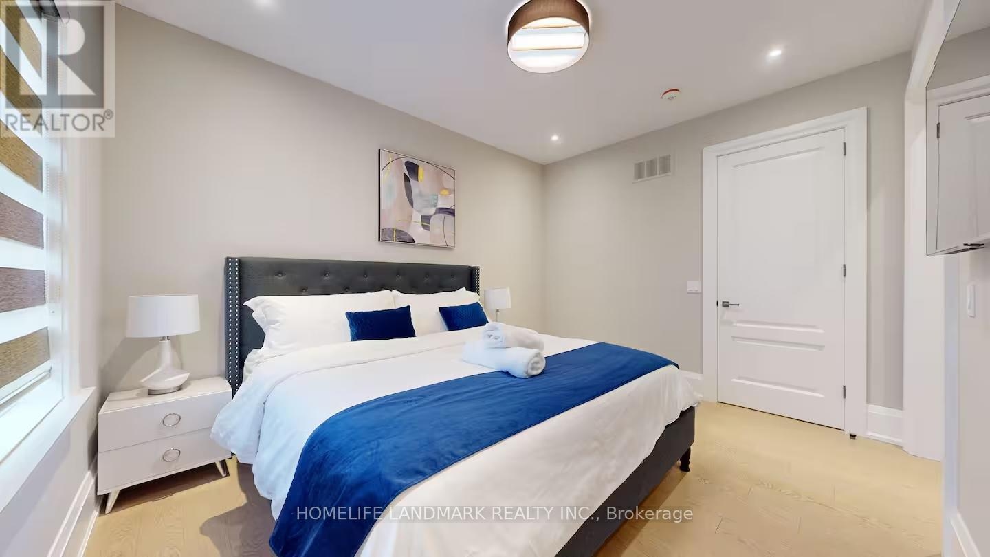 18 Burnhamthorpe Park Boulevard, Toronto, ON - Indoor Photo Showing Bedroom